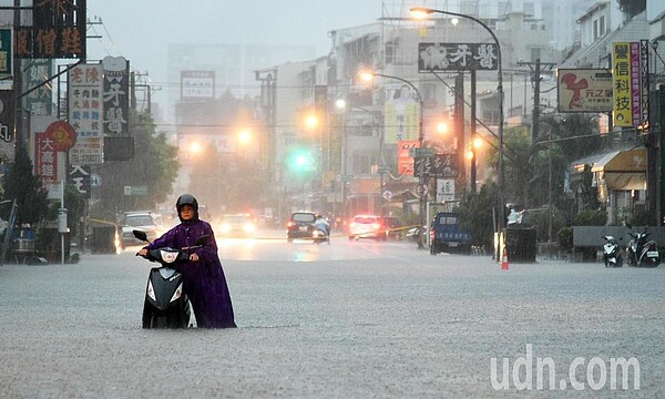 受到西南氣流影響，高雄今天清晨遭到暴雨狂炸，降下超過200毫米雨量，在市區澄清路一帶多處巷弄淹水及膝。記者劉學聖／攝影 