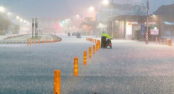 高雄市今晨降下豪大雨,嚴重積水,居民不知道今天停班停課,出門上班卻遇到淹水,怨聲載道。 記者劉學聖/攝影