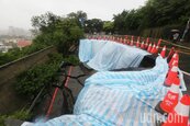 影／高雄暴雨　壽山動物園旁萬壽山橋嚴重塌陷