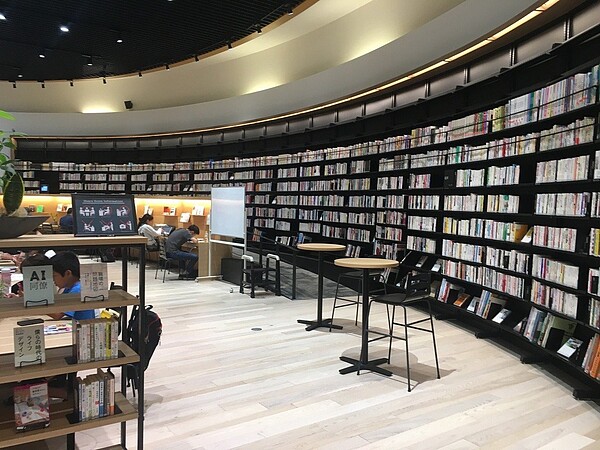 日本佐賀縣武雄市2013年與蔦屋書店合作，將市立圖書館改造成結合圖書館、書店、DVD出租店以及星巴克咖啡店的武雄市圖書館。（圖／記者吳姿賢攝影）