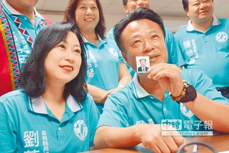 民進黨提名嘉義縣長參選人翁章梁（右）28日在太太劉莉英（左）陪同下，完成縣長參選登記。（呂妍庭攝）