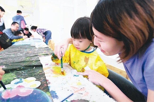 良好的托育政策,讓青年人才敢成家多生。 (圖/聯合報資料照)