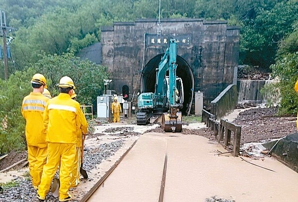 豪雨導致南迴鐵路屏東縣境枋野至加祿段，昨天下午1點21分發生土石流災情，大量土石覆蓋鐵軌，南迴鐵路交通中斷，工程人員搶修中。 圖／台鐵提供
