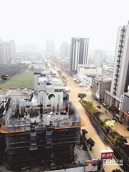 強降雨來得又急又猛，澄清路變成澄清河。（不知名市民從高處拍攝）
