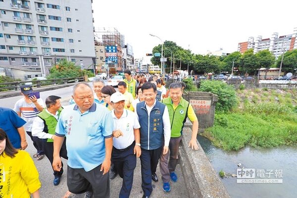 台中市長林佳龍（右二）28日視察南門橋拓寬工程，實地了解該處交通與建設情況。（林欣儀攝）
