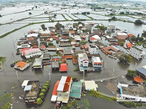 豪雨重創南台灣，嘉縣東石鄉掌潭村淹水嚴重。（本報資料照片）
