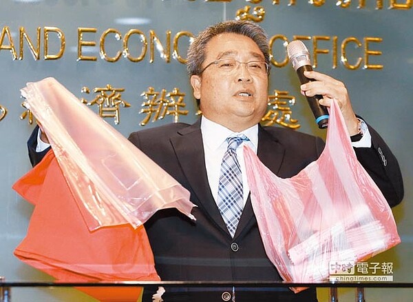 泰國駐台代表通才表示,簽證費另加手續費是為改善簽證品質,並拿出改良後的包裝(左手)與過去的塑膠袋(右手)比較,強調收送件品質有所提升。(王英豪攝)