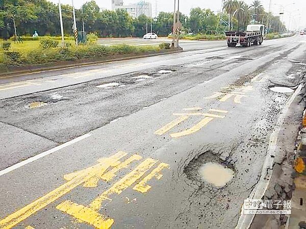 網友28日拍下小港道路其貌不揚，嘲諷猶如「天坑的故鄉」。（摘自臉書社團「小港人 七嘴八舌 聚集區」）
