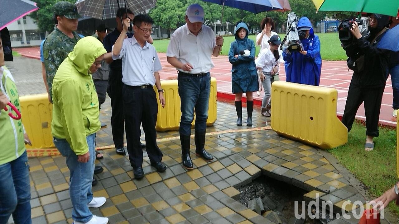 高市29日恢復正常上班上課,代理市長許立明臉書再度被罵聲灌爆,他下午視察瑞豐國小災損時說,停班課須依各資料綜合評估,不會影響大多數市民權益。記者蔡容喬/攝影