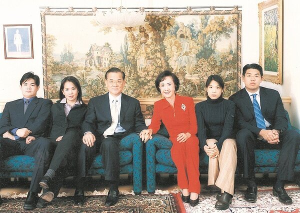 圖為連戰全家福。連家子女左起為連勝武、連惠心、連詠心、連勝文。記者林秀明攝影
