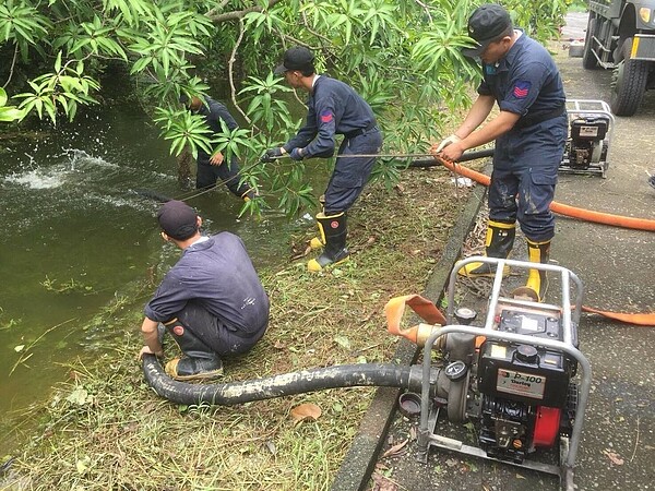 私立真理大學麻豆校區在南部水患中淹水成災，體育館和運動場仿若湖泊，被謔稱為「釣蝦場」。國軍動員30部抽水機、50名兵力日夜協助抽水，但軍力和抽水機滯留該校，無法轉用其他受災民宅或大樓。（圖／八軍團）