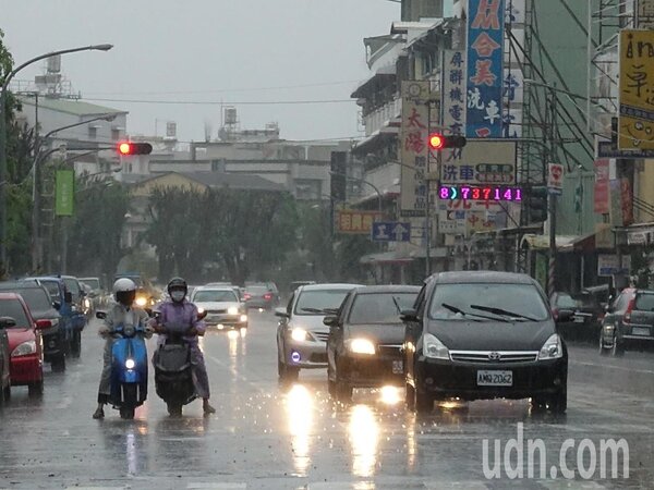 中央氣象局指出，今天台灣仍受到低壓帶及西南氣流影響，中南部及東南部有機會整天降雨。聯合報系資料照／翁禎霞攝影
