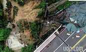 影／雨勢不斷　高雄萬壽山橋大崩塌處土石滑動