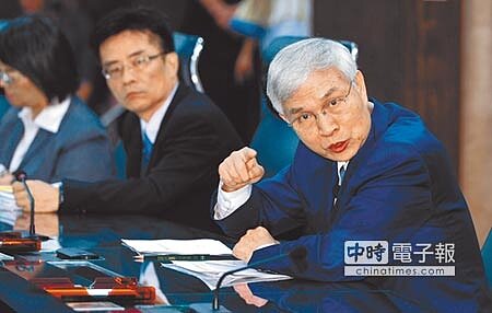 央行29日召開臨時記者會,說明國際收支資金淨流出等相關議題,央行總裁楊金龍(右)出席主持。(王德為攝)