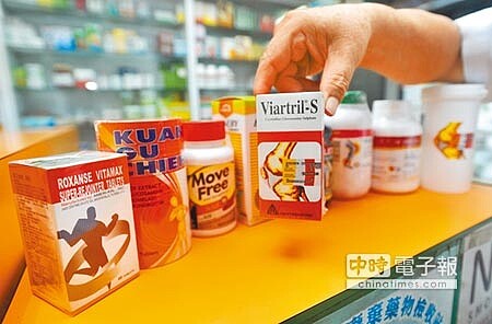 健保署29日宣布,10月起取消「維骨力」等含葡萄糖胺成分的31種指示用藥健保給付,估影響12萬人。圖為「維骨力」等藥品及其他保健食品。(劉宗龍攝)