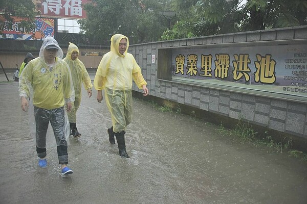 8月28日豪雨造成高市多處積淹水，代理市長許立明（右）前往寶業里滯洪池附近勘災。圖／高市府提供