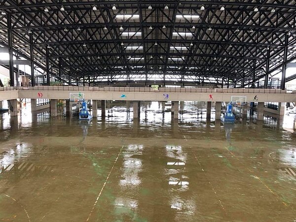 真理大學體育館2層樓積水已抽乾。（圖／擷取自李孟諺臉書）