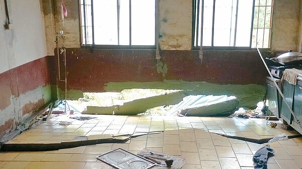 高雄燕巢陳姓婦人家的地基流失，牆壁裂開約3公尺，露出大洞。 記者林保光／攝影