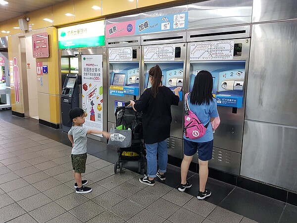 北市交通局24日邀集台鐵、高鐵、桃捷及國道客運業者討論擴大雙北定期票吃到飽範圍,但整合有難度。記者翁浩然/攝影