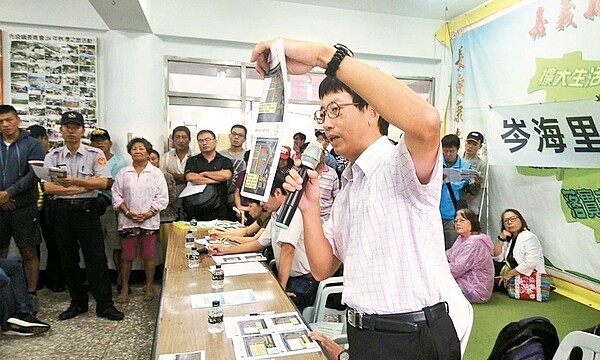 台灣港務公司高雄分公司布袋管理處長王貞雄表示,將立即發包施工臨時擋水牆,並持續推動排水箱涵、大型抽水站工程。 (圖/記者卜敏正攝影)