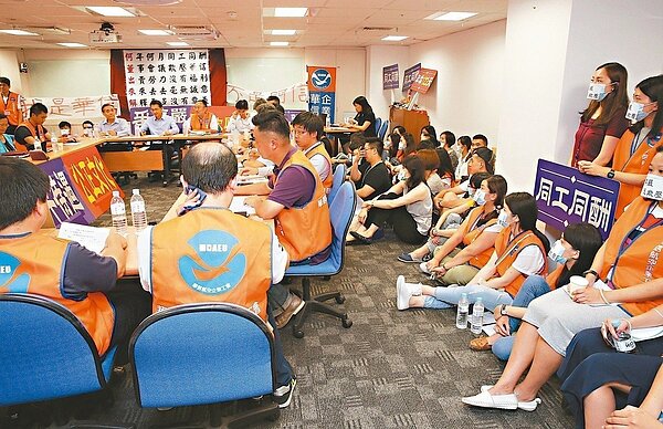 勞動部29日宣布,自明年1月1日起,公開發行公司於初次申請上市櫃前,應主動函送勞資會議紀錄等相關文件給勞動部。 (圖/聯合報系資料照片)