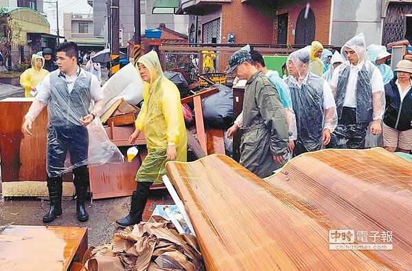 行政院長賴清德(前左2)29日再度南下嘉義縣勘災,並慰問災民,看見災民丟棄大量家具臉色凝重,在最後一站提出「以工代賑」,盼盡快重建家園。(圖/中央社)