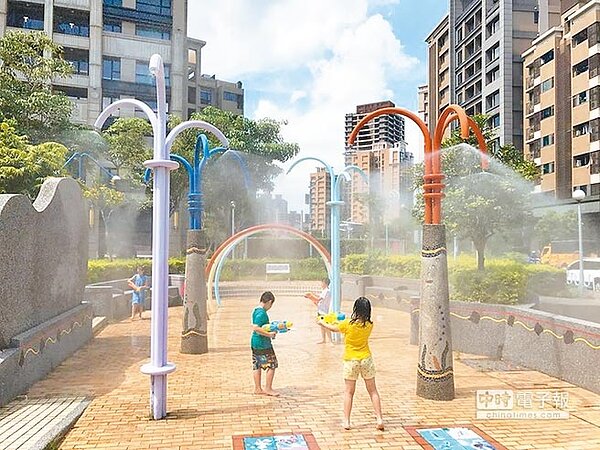 加裝了夜間會發光的LED噴頭和自動感應裝置,每天下午3時至晚間7時,只要氣溫超過30度噴水裝置就會自動定時啟動,既消暑又不浪費水資源,讓小朋友玩得不亦樂乎。(譚宇哲翻攝)