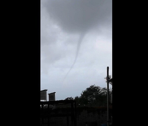 金門民眾在今天上午拍攝到水龍捲的異象,立即將影片上傳,引起關注。圖/民眾拍攝