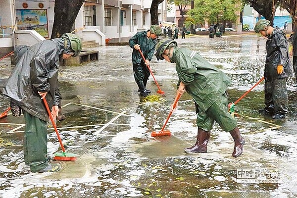高雄市瑞豐國小經連日豪雨肆虐,校園滿目瘡痍,校方29日加緊善後,國軍也到校協助清理。(高雄市教育局提供)