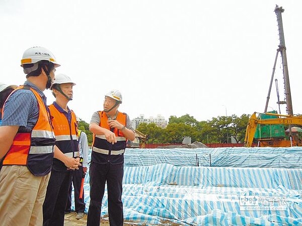 新北市長朱立倫(中)26日上午與國民黨桃園市長參選人、立委陳學聖(左)視察捷運三鶯線,聽取捷運工程局長趙少廉(右)的簡報。(陳俊雄攝)