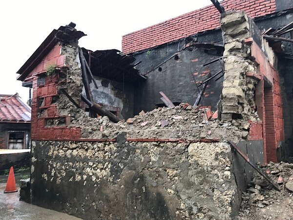 今清晨4點半,高市林園區港埔里,百年老厝不敵豪大雨侵襲,屋頂牆壁塌陷,好在老厝內沒有住人,無人受傷,港浦里長吳石南接到里民通知趕往現場,通知屋主,警方獲報後,也在現場拉起封鎖線管制,提醒行經民眾注意安全。(圖/記者劉星君攝影)