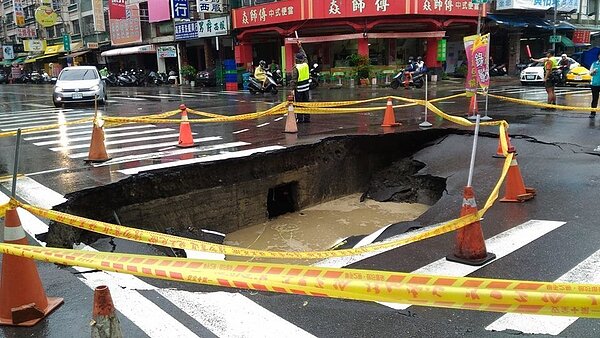 坑洞擷自爆料公社