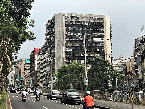 台北市知名凶宅錦新大樓。報系資料照