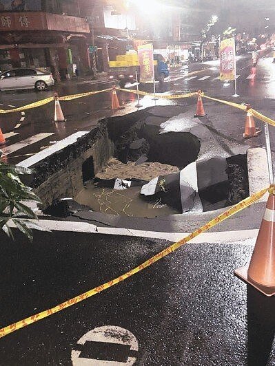 高雄市三民區義華路與正忠路口今天凌晨道路塌陷。 記者林保光/翻攝