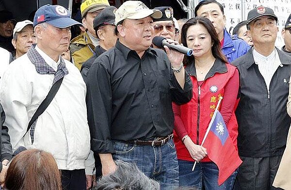 圖中持麥克風者為退役中將吳斯懷。(資料照片,姚志平攝)