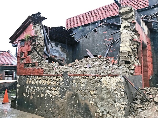 不敵連日豪雨,高市林園區黃家百年古厝有5棟昨出現倒塌,警方現場拉起封鎖線管制。 記者劉星君/攝影