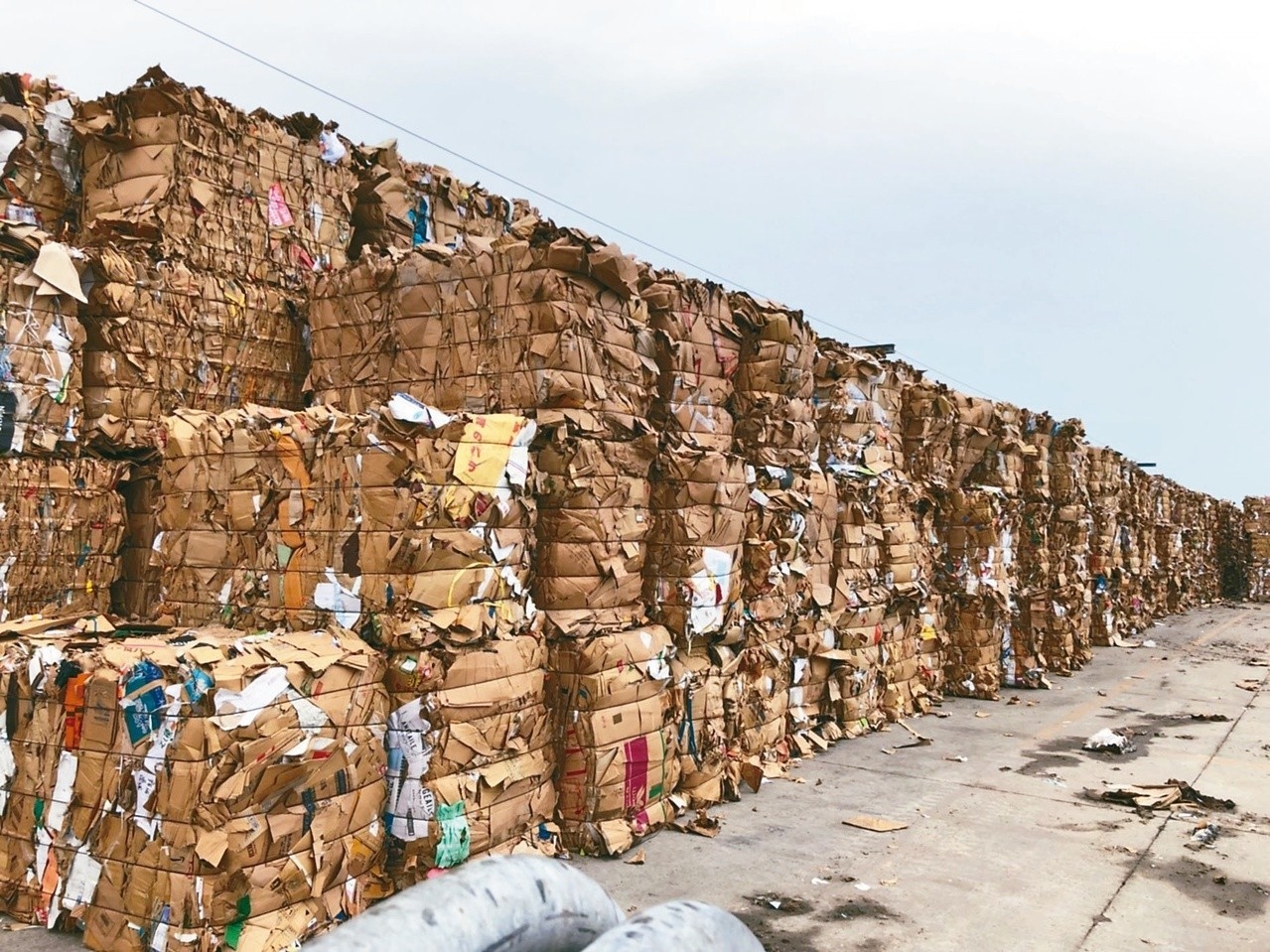榮成紙業二林廠區外有大量廢紙堆置。 記者林敬家／攝影