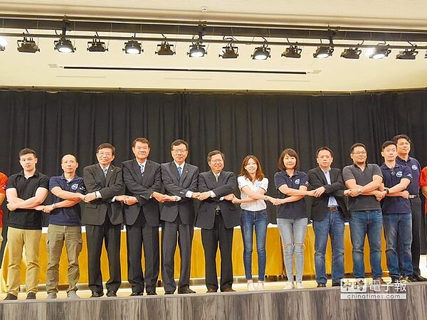 華航和長榮勞資雙方歷經4度協商,30日宣布1年內不會罷工,桃園市長鄭文燦笑稱「We’re family」就是最大共識,最後請大家交叉牽手大合照。(圖/記者蔡依珍攝)