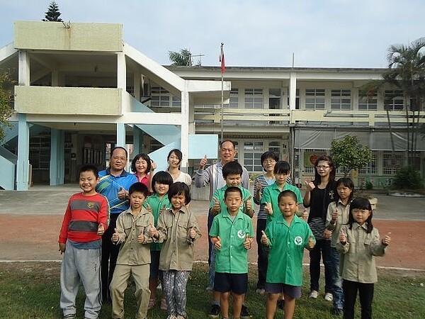 台西國小五榔分校3年前就剩下10學生，陸續畢業，如今只剩下其中1人，少子化衝擊，令人不勝唏噓。圖／擷自五榔分校網站