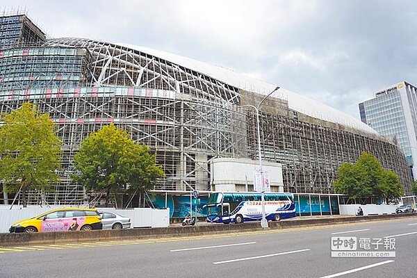 大巨蛋將於9月20日進入台北市都市設計審議會大會審查,都審會委員昨與市府進行沙盤推演。(圖/記者林縉明攝)