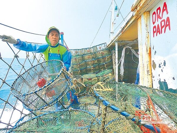 新北市首支萬里蟹紀錄片《一看上影萬里蟹》，記錄萬里區漁民、蟹販、餐廳業者及學者為品牌打拚過程。圖為外籍漁工在捕蟹船上施放蟹籠。（圖／新北市農業局提供）