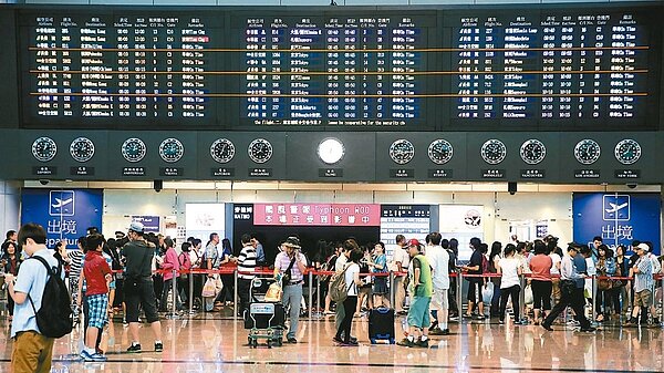 出國旅遊投保旅遊不便險,萬一發生班機延誤,別忘了爭取自己應獲得的賠償權益。 圖/聯合報系資料照片