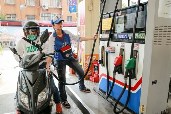 國際油價大漲，預估中油下周汽柴油將調漲0.6、0.7元。本報資料照片
