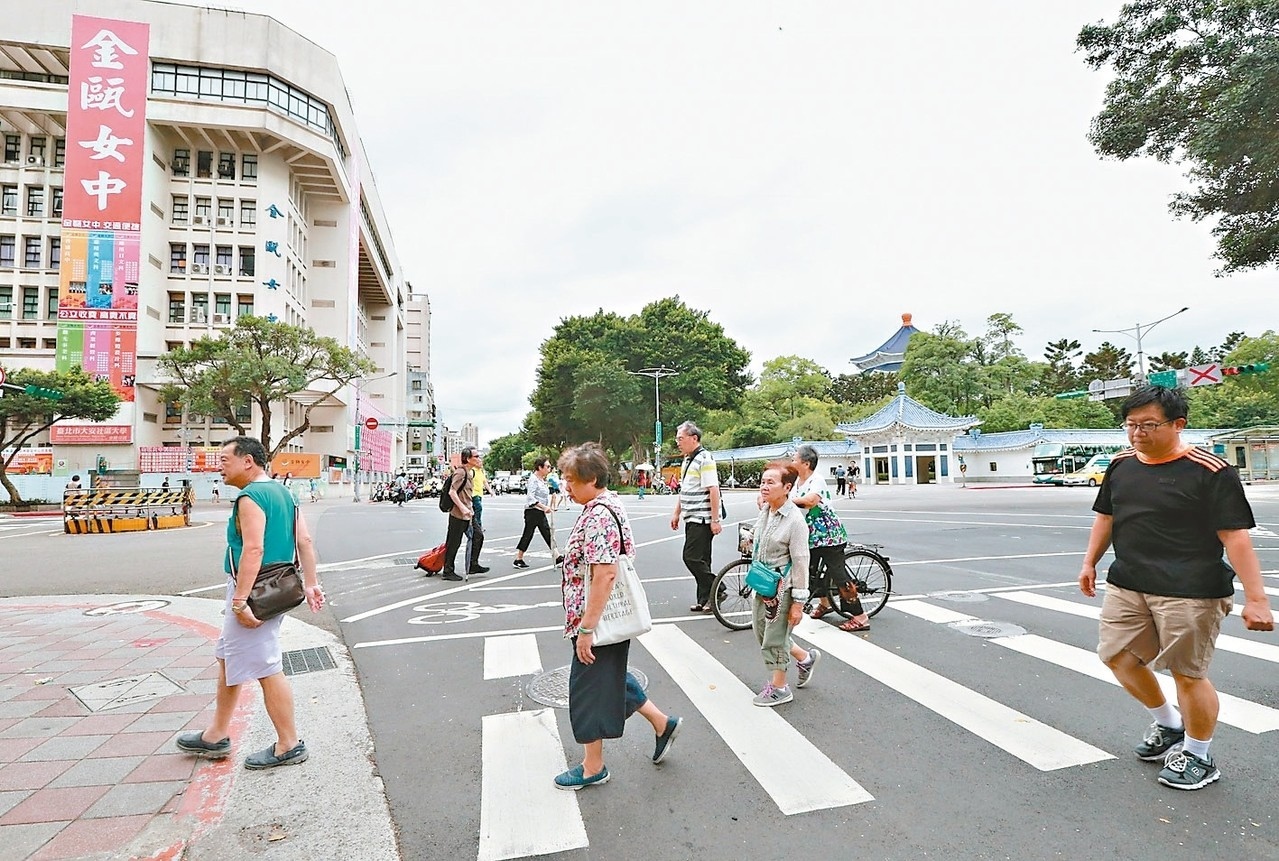 杭州南路仁愛路生活圈有多條捷運環繞，交通十分便利。 記者黃義書／攝影