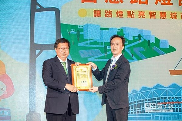 助桃園打造智慧城市,台達照明事業部處長林昆閱(右)昨日於「桃園市智慧路燈論壇」接受桃園市長鄭文燦頒贈感謝狀。(圖/台達提供)