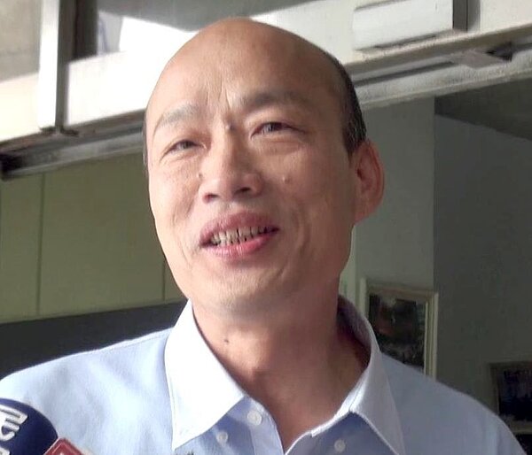國民黨高雄市長參選人韓國瑜承諾如當選市長,2年內全面在中小學教室加裝冷氣機和空氣清淨機。記者楊濡嘉/攝影