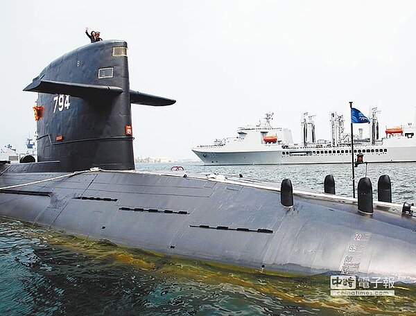 根據國防部昨出爐的「五年兵力整建及施政計畫報告」,潛艦國造將在明年進入第二階段。圖為蔡總統去年登上海虎軍艦。(圖/總統府提供)