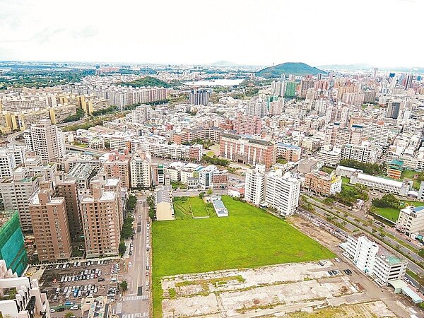 高雄市美術館特區土地標售，面積約2045坪，底價17.38億元，換算每坪84.95萬元。 圖／高雄市地政局提供
