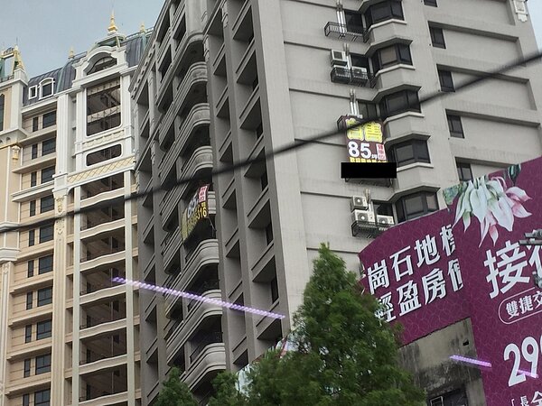 泰山「金璽御品」社區近期出現民眾掛布條求售。圖/讀者提供
