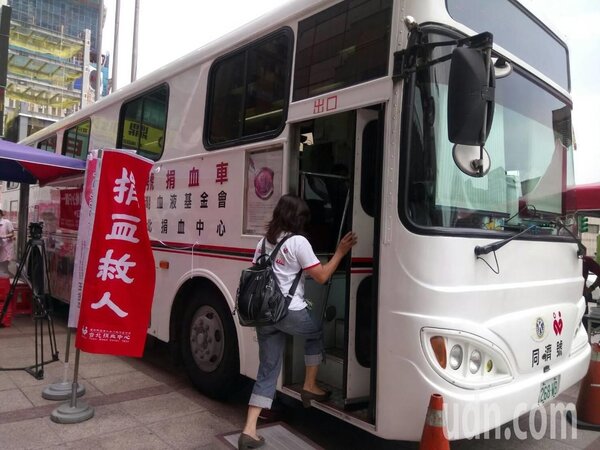 全台血液庫存偏低，總庫存僅4.2天，台灣血液基金會籲民眾趁放晴後的假日，捲起衣袖加入捐血行列。（圖／記者陳婕翎攝影）
